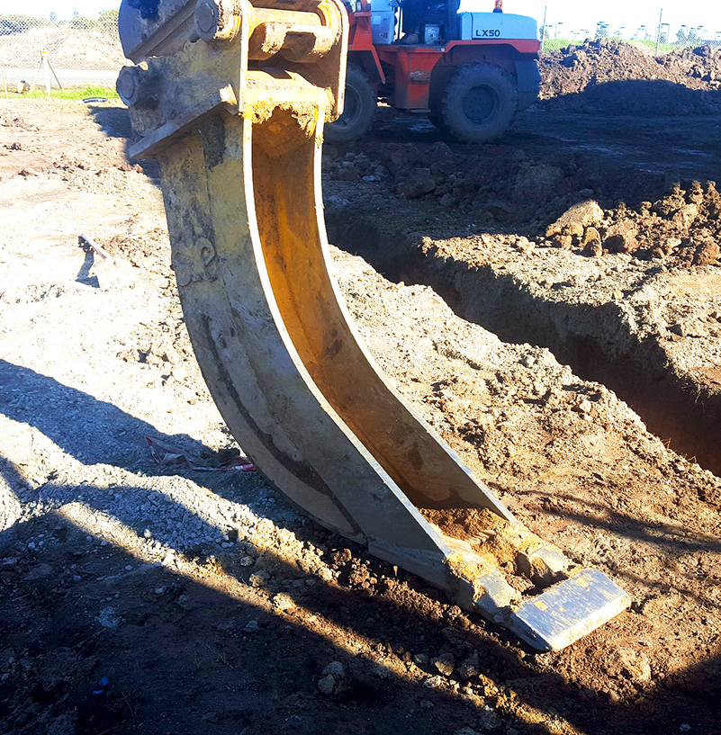 Deep Trench Bucket - 300mm wide, digs down to 1280mm. With Service Blade over Chisel Teeth